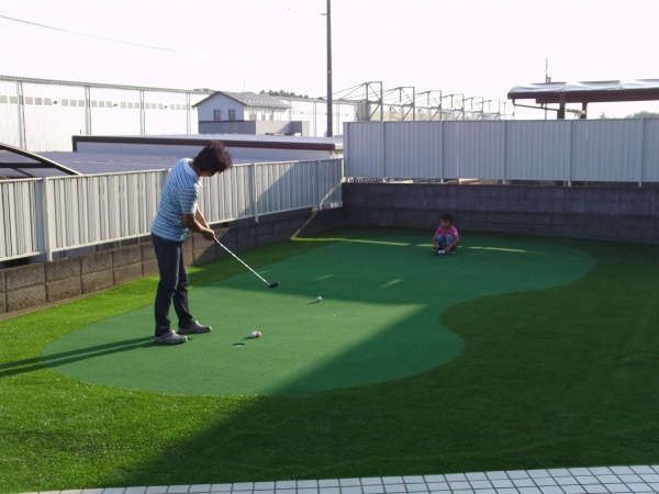 人工芝を使って自宅にゴルフのグリーンを作る簡単な方法解説 芝人