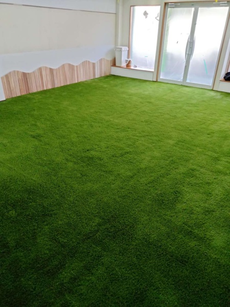 室内に人工芝を施工したリビングの実例 ナチュラルで落ち着く空間