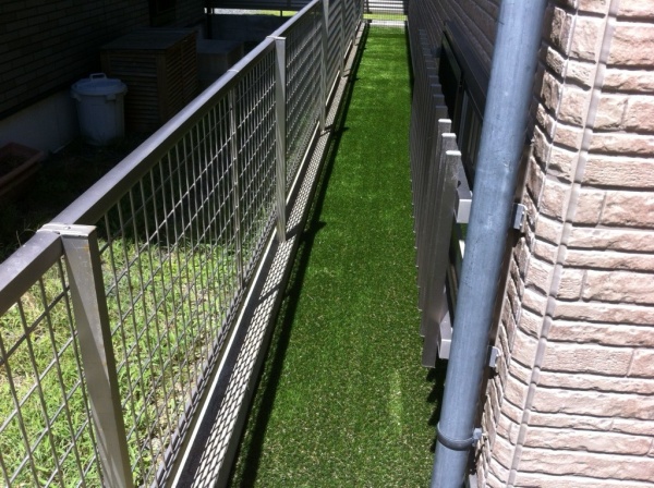 人工芝 施工 家の隙間