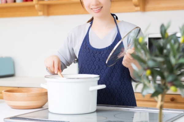 自宅で料理をする女性 手作りの良さをイメージした写真