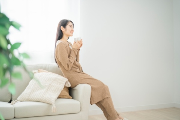 一人で静かに過ごす時間 カフェや散歩でリラックスする様子