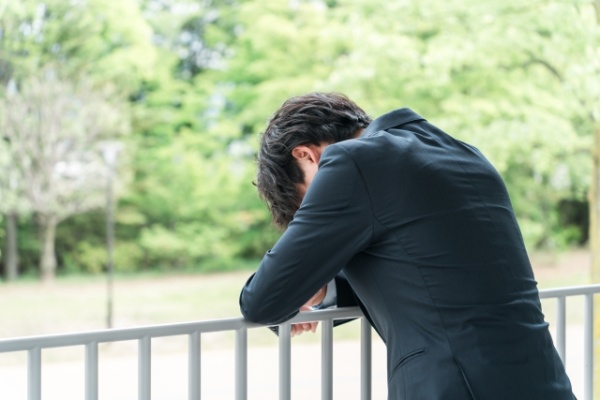 新生活で疲れを感じている人のイメージ