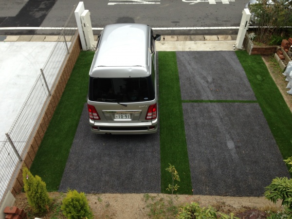 駐車場に人工芝