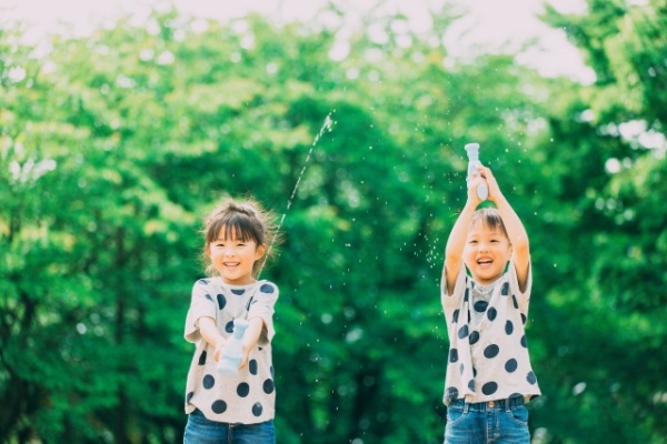 子どもが屋外で水遊びを楽しんでいる様子