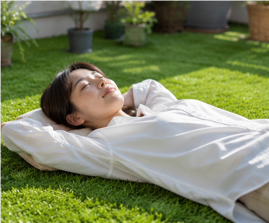 人工芝の上で寝転んでリラックスしている様子