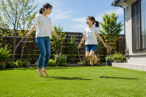 人工芝のお庭で運動する親子